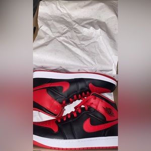 Air Jordan 1 Mid Alternate Bred